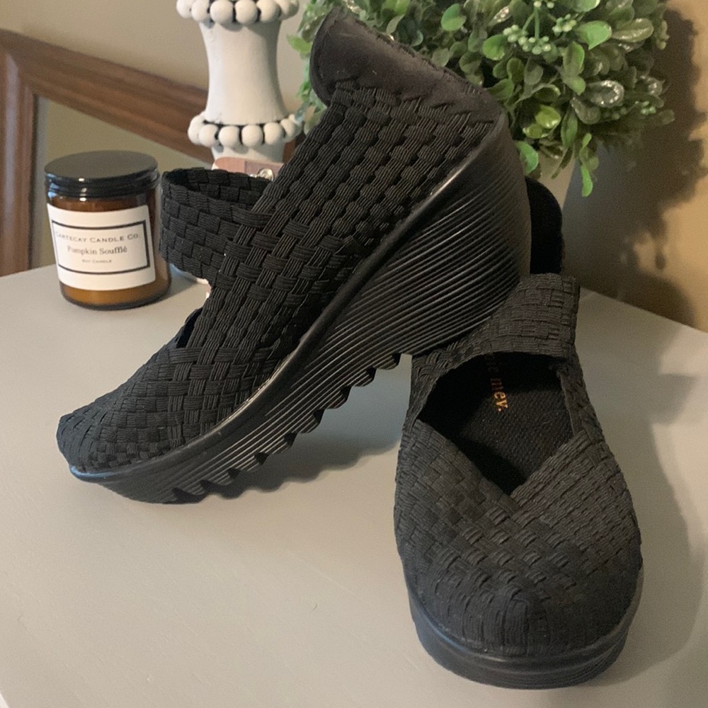 Bernie Mev black wedge size 38. Cute and comfortable!
